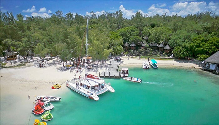 ile-aux-cerfs-catamaran-cruise-mauritius
